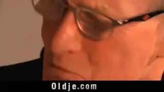 الأب الديوث يهدي فتاته لبابا نويل لمثلث جنسي صريح
