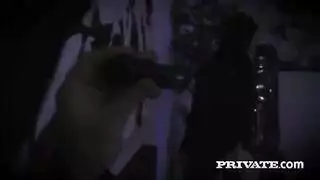 كاثي هيفين تخلع سراويل البيكيني وتداعب مهبلها المصلوق الرطب