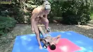 كارين كابور ممتلئة الجسم في مشهد شرجي صريح