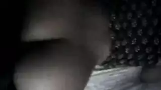 أم عربية مثيرة تأخذ قضيبًا في فرجها المبلول