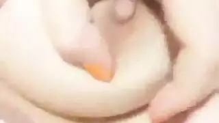 عذراء عربية فاتحة اللون تتباهى بأثدائها الكبيرة الناعمة وتلعب بها