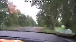 شابين يقلون فتاة و يذهبون بها الى منزل مهجور ليتيمتعو بحويها