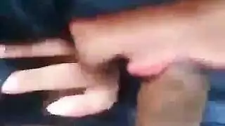 عاهرة محجبة تنزل لمص قوي وجميل