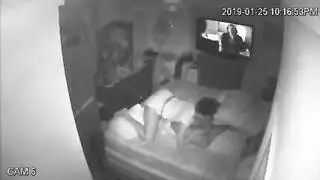 أم عربية ساخنة: كسها المبلل يُدمر بقضيب كبير