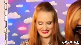 إباحية محيطية للزوجين المثارين: ثنيها وهي ترتدي تنورة قصيرة مبللة