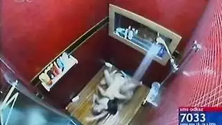 ‫إيلاج مزدوج صريح: إدخال قضيبين للفتاة المستعدة‬