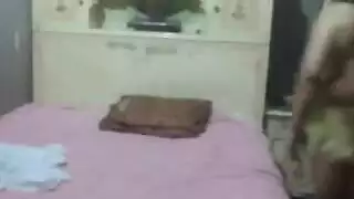 نشاط جنسي قوي مع القريبة: تمزيق حمالة الصدر وملء الفرج