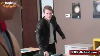 معلمة كبيرة الصدر تمارس جنس قوي على المكتب