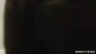 الابنة تقترح على امها ان تعمل لها مساج