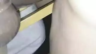 فتاة صغيرة تحصل على حصتها من قضيب إباحي