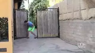 أم البزاز الكبيرة تتعرى تحت أشعة الشمس الحارقة وفحلها يلحس طيزها و ينيكها في بزازها