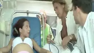 جماع جماعي في الإسعاف: عاهرات حوامل يتوسلن للمزيد من السائل المنوي