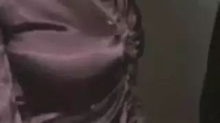 جماع جماعي في المواصلات العامة عدة أعضاء ذكورية في مهبلها