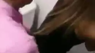 إباحية قاسية في حمام مجهول: تعميق الحلق مع شد شعر عدواني