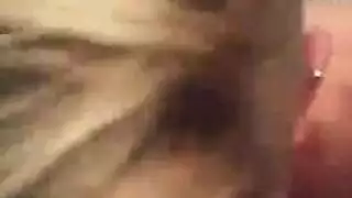 جلسة جنسية جامحة مع سمراء مجعدة الشعر في حالة شهوة