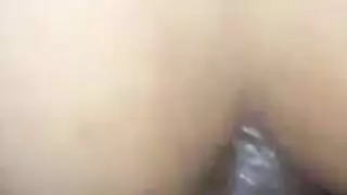 امرأة ناضجة بشعر بني تُملأ بالسائل المنوي