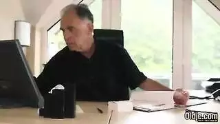 فجوة حلق كاملة من مصة قضيب مخلصة