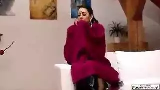 القطة المثيرة مدمنة على مص وركوب القضبان الكبيرة