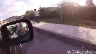 جنس صريح في موقف عام: قضيب ضخم يمارس الجنس ويقذف في السيارة