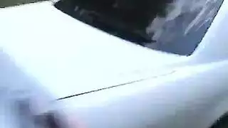 فرنسية تمص القضيب وتركب بقوة في جنس سيارة الغابة