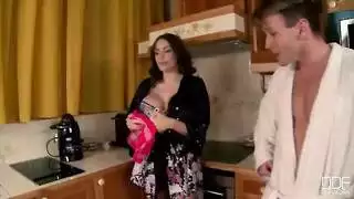 نجمة البورنو الفرنسية تمص الزب وتتناك في بزازها من الزب المنتصب القوي