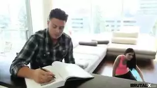 يعلم شقيقته الأدب ويقطع كسها نيك شديد عل الأريكة ويقطع عليها رياضة اليوجا