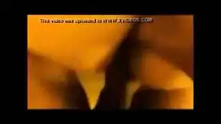 الفتاة المتأنية تأخذ زبًا كبيرًا في فتحتها الضيقة