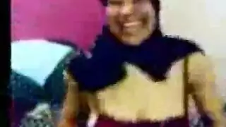 رقصة نانا العارية بقميص تتحول إلى حفل تقبيل وجنس صريح