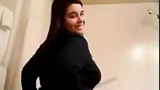 عاهرة مغرية تتباهى بكسها وطيزها المذهلين في مقطع بورن ساخن