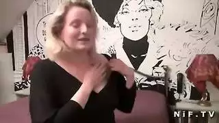 إكس إكس إكس مجاني: سمراء بالملابس الداخلية تظهر لسانها وتأخذ السائل المنوي