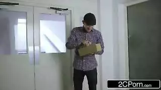 الفتاة الممتلئة لا تمل من ذلك القضيب الصلب الضخم