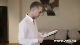 تشجيعية تبتلع السائل المنوي بعد الجنس في غرفة الملابس