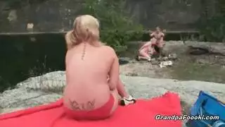 جلسة سكس جماعي: مامي ومراهقة في مشهد إباحي صعب