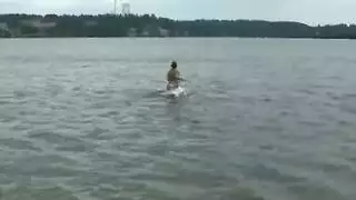 فتاة الكلية تشارك في أول جماع جماعي مع أصدقائها الجامعيين