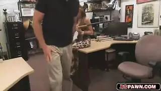 اللعب الفردي يشعل رغبتها في جنس إباحي عنيف