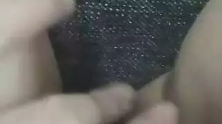 فتاة آسيوية مثيرة تحصل على هدية جنسية قوية ولعب إضافية