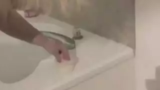 فيلم إباحي ثلاثي: شقراء كبيرة وسمراء مجعدة تشاركان قضيبًا واحدًا