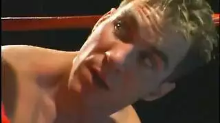 مقاتل وسيم في قميص أزرق يتم تسجيله وهو يستعد لمباراة إباحية