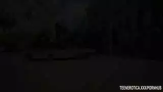 مراهقة نحيفة عارية في حركة صريحة لفتح الساقين