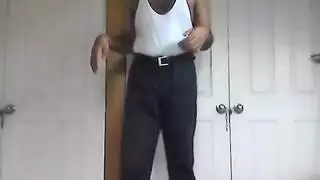 رجل ألماني يخلع بنطاله الجينز والجوارب في الحوض