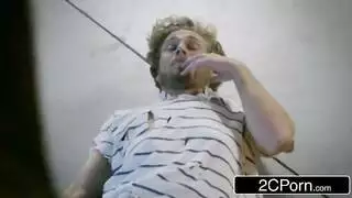 إباحية لاتينية قاسية: هي فتاة متاحة، فيملأها بذكوره بعمق