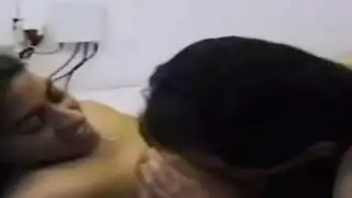 جنس مكتبي صريح: فتاة هندية تعطي المدير مصة وجولة جامحة