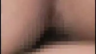 طفل صغير ينبكه أمه وهي نايمه