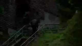 يقضي جاي تايلور وأبريل أوج وقتًا رائعًا في غرفة المعيشة ، أثناء وجودهما في مجموعة ثلاثية