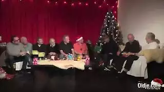 أعضاء ناضجة جشعة في جلسة نيك جماعي قذرة متعددة الرجال