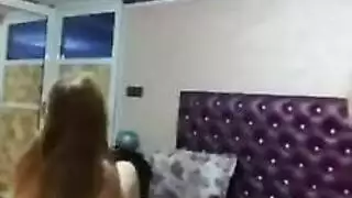 فم جشع على زبه وهو يمارس الجنس مع وجهها واقفاً