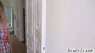 تتناك من الخلف لاول مرة في حياتها و تذوق الزب في طيزها