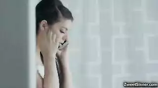  عرض كس جليسة الأطفال الشهواني يؤدي إلى نيك قوي في غرفة النوم