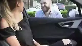 ناكها صديق اخوها بعد جولة في السيارة و استسلمت له