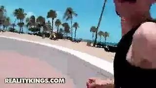 عاهرات صغيرات تستقبل قطار من الأعضاء القاسية